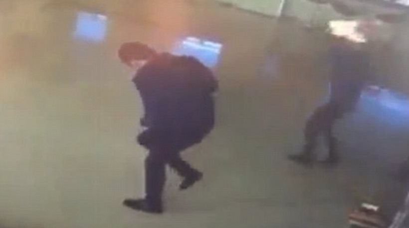 Απίστευτο περιστατικό: Έλουσε τη γυναίκα του με βενζίνη και της έβαλε φωτιά λίγο με την υπογραφή του διαζυγίου (βίντεο)